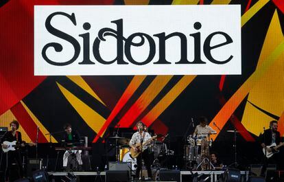 La banda española Sidonie inauguró el concierto en el Wanda Metropolitano a las ocho de la tarde del miércoles. 