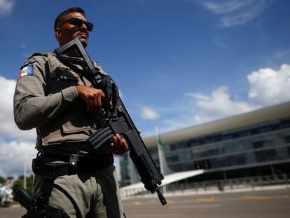 Un miembro de la Fuerza Nacional de Seguridad Pública de Brasil, ante el Palacio de Planalto, en Brasilia, este jueves.