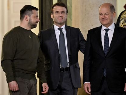 Los presidentes de Ucrania, Volodímir Zelenski; Francia, Emmanuel Macron; y el canciller alemán, Olaf Scholz, el pasado mes de febrero en París.