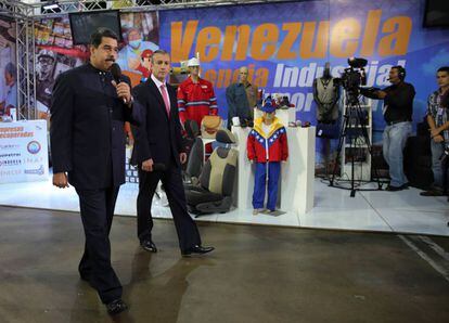 Maduro se dirige al p&uacute;blico en una exposici&oacute;n sobre la industria venezolana en Caracas, el lunes. 