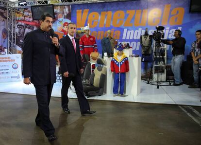 Maduro se dirige al público en una exposición sobre la industria venezolana en Caracas, el lunes.