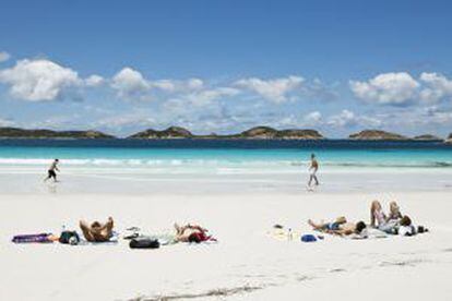 'Grappers' relajándose en una playa de Lucky Bay, en Australia.