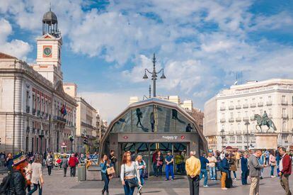Transeúntes por la concurrida Puerta del Sol (Madrid).