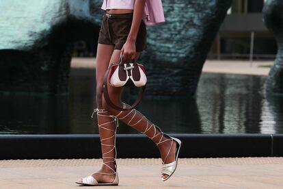 Botas deportivas y sandalias planas, la propuesta de Longchamp.