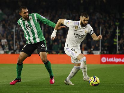 Benzema controla el balón ante Borja Iglesias durante el Betis-Real Madrid de este domingo.