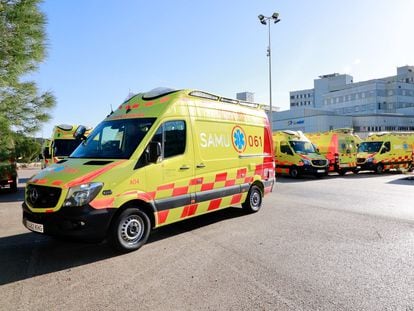 Varias ambulancias del SAMU 061, en Mallorca, en una imagen de archivo.