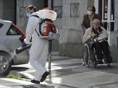 Una pareja de ancianos durante su paseo por una calle de Vitoria, este lunes.