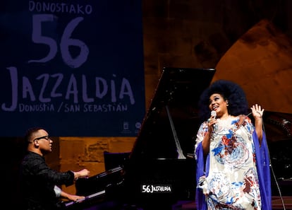 Los cubanos Gonzalo Rubalcaba y Aymee Nuviola, durante su actuación el jueves en la segunda jornada del Festival de Jazz de San Sebastián.