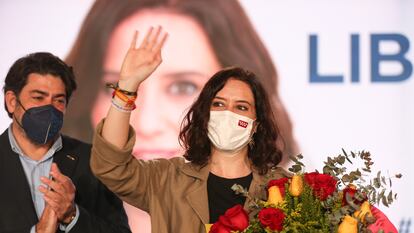 La candidata del PP a la Comunidad de Madrid, Isabel Díaz Ayuso, y el número seis de su lista, David Pérez, en el mitin de este domingo en Alcorcón.