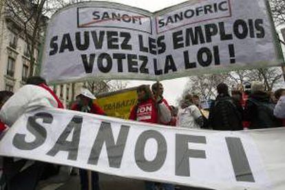 FRANCIA EMPLEO:ISL04 PARÍS (FRANCIA), 29/01/2013.- Empleados de la farmacéutica francesa Sanofi participan en una manifestación en contra de los despidos masivos de la empresa celebrada en frente de Ministerio de Empleo en París, Francia hoy 29 de enero de 2012. Según fuentes oficiales entre 500 y 1.500 personas asistieron a la manifestación. EFE/Ian Langsdon