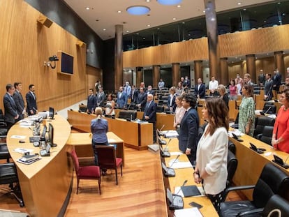 Los diputados asistentes guardan un minuto de silencio este miércoles al inicio de la Comisión para la Reconstrucción Social y Económica del Congreso.