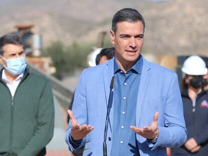 El presidente del Gobierno, Pedro Sánchez, este lunes en Campo de Níjar (Almería)