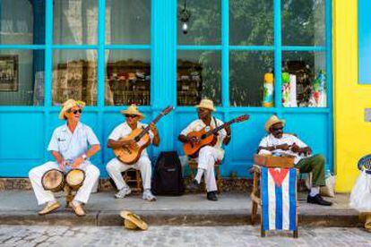 Un cuarteto de músicos cubanos toca para turistas en las calles de La Habana Vieja.