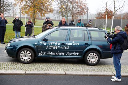 El automóvil con pintadas que ha impactado contra la valla de la Cancillería alemana.