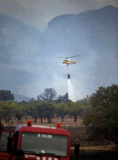 Un vehículo de bomberos en la zona del incendio en Horta de Sant Joan (Tarragona).