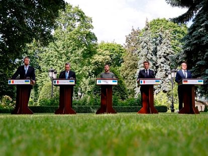 Desde la izquierda, los presidentes Iohannis (Rumania), Draghi (Italia), Zelenski (Ucrania), Macron (Francia) y el cancieller Scholz (Alemania), el jueves pasado en Kiev (Ucrania).
