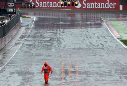 Un operario comprueba el estado del circuito, inundado por la lluvia.