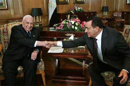 Ariel Sharon y Hosni Mubarak, momentos antes de dar comienzo la reunión de Sharm el Sheij.