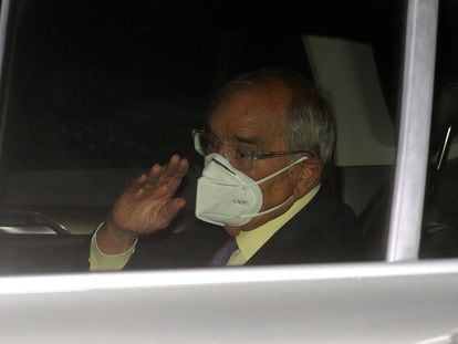 Rodolfo Martín Villa, a su salida en septiembre de 2020 de la Embajada argentina en Madrid, tras declarar ante la jueza Servini.