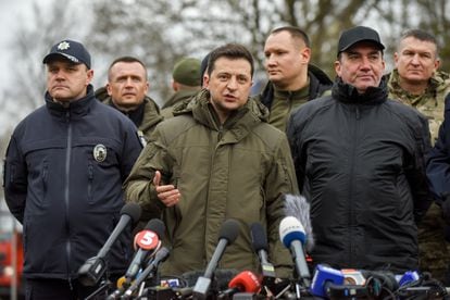 El presidente ucranio, Volodímir Zelenski, durante unas maniobras militares en Kalanchak, en el distrito de Jersón, al sur de Ucrania, este sábado.