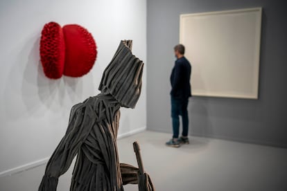 A man looks at some works inside the Elvira González display case.