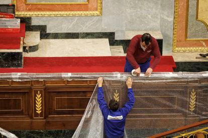 Operarios del Congreso de los Diputados habilitan el hemiciclo para el acto del juramento de la Constitución de Leonor de Borbón.