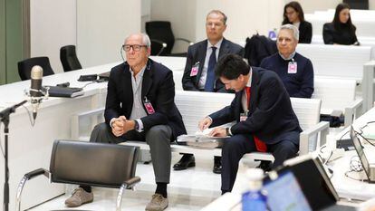 El expresidente de Caixanova Julio Fernández Gayoso (detrás, d) y tres exdirectivos de la entidad, durante el juicio.