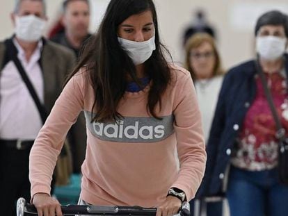 Viajeros llegan al aeropuerto de Madrid-Barajas