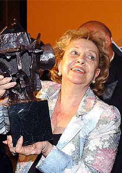 La actriz María Jesús Valdés, posa con el Premio Mayte de Teatro 2003.