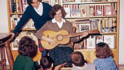 La escritora Carmen Laforet con sus hijos en Barcelona en 1966.