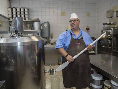 Miguel Ángel Lanese, propietario de Helados Sienna, en su heladería.