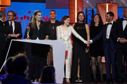El equipo de 'Alcarràs' recibe el premio a la Mejor Película, durante la gala de la XV edición de los Premios Gaudí de la Academia del Cine Catalán celebrada este domingo en la Sala Oval del MNAC, en Barcelona. 