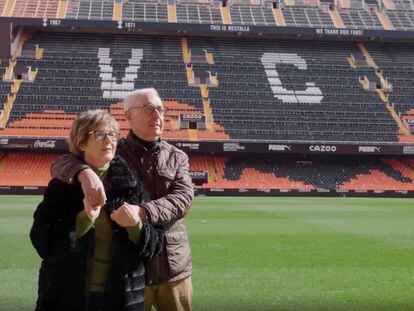 Maribel Canet y Paco Olmos posan en el estadio de Mestalla (Valencia) el pasado 14 de febrero.