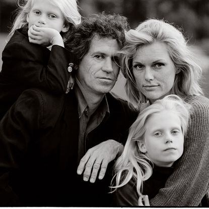 Keith Richards retratado por Annie Leibovitz junto a Patti Hansen y sus hijas Alex (derecha) y Theo.