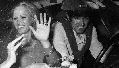 Ursula Andress y Fabio Testi, fotografiados por Rino Barillari.