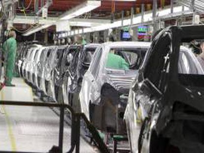 Una vista de la cadena de montaje de la factoría que General Motors España.