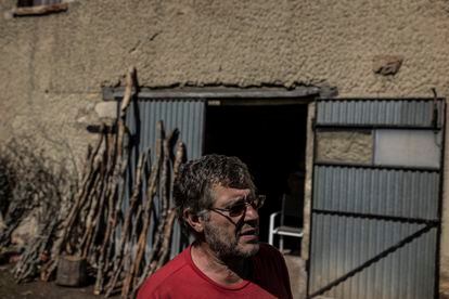 Un vecino de Valdeteja, población de unos 20 habitantes en Valdelugueros (León), uno de los municipios donde se ha detectado un aumento injustificado del censo.
