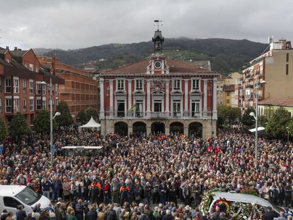 Mieres ha despedido hoy con sus calles céntricas desbordadas de público y de emoción al que fue su alcalde durante los últimos doce años, Aníbal Vázquez.