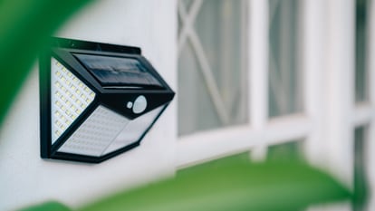 Soluciones para iluminar tu casa y ahorrar en la factura de la luz: lámparas  led con sensor de movimiento