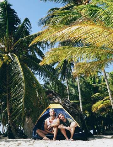 Enrique Álex junto a su pareja en una playa de la región insular de Guna Yala, al norte de Panamá.