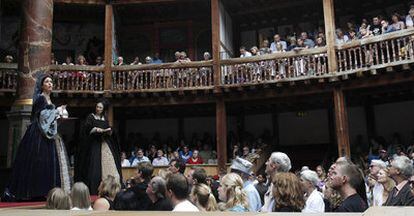 Montaje de<i> Enrique VIII </i>en el Globe Theatre de Londres en 2010. Durante la representación de la obra en 1613 ardió el teatro original y el texto se consideró durante siglos un tabú.