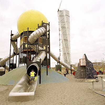Un parque infantil en Malmoe, con el edificio Turning Torso (El torso giratorio), de Santiago Calatrava, al fondo.