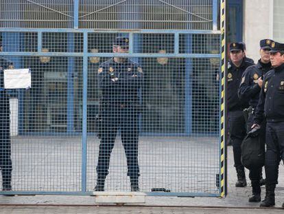 Varios polic&iacute;as vigilan al entrada principal del CIE de Barcelona.