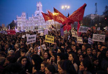 Un momento de la manifestaci&oacute;n del D&iacute;a Internacional de la Mujer 2017 en la plaza de Cibeles, en Madrid.