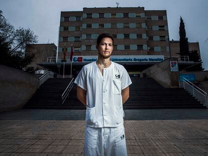 El médico Francisco Galeano, en la entrada del Hospital Gregorio Marañón, en Madrid, donde perderá su plaza el próximo 1 de abril.