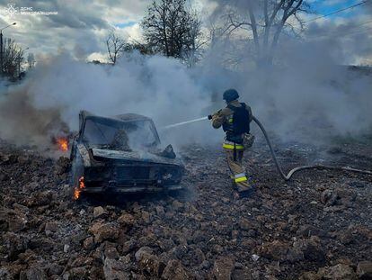 Un bombero apaga el fuego desatado por un ataque con misiles lanzado este domingo por las tropas rusas contra la ciudad ucrania de Mikolaiv, en una imagen facilitada por los servicios de emergencia de Ucrania.