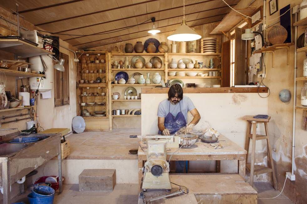 Joan Pere Català Roig dando forma a sus creaciones en su taller de alfarería.