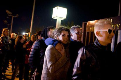 Aspecto de la larga cola provocada por las medidas de seguridad previas al concierto de Madonna de Barcelona.