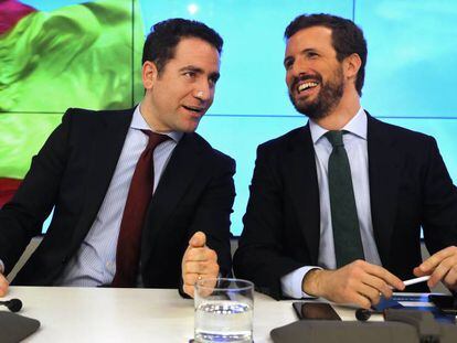 Teodoro García Egea (a la izquierda) y Pablo Casado, en la reunión de la Junta Directiva Nacional, este martes.