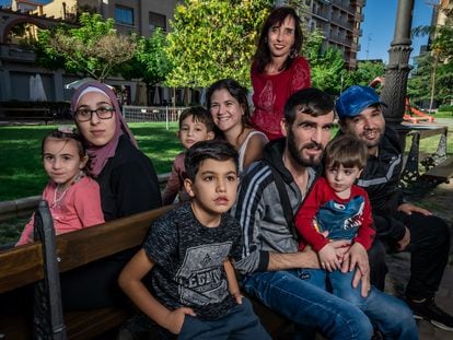Dos familias de refugiados sirios y voluntarios del programa Patrocinio Comunitario, la pasada semana en Tudela (Navarra).